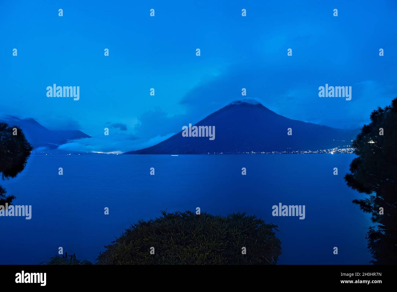 Heure bleue au lac Atitlan, Solola, Guatemala Banque D'Images