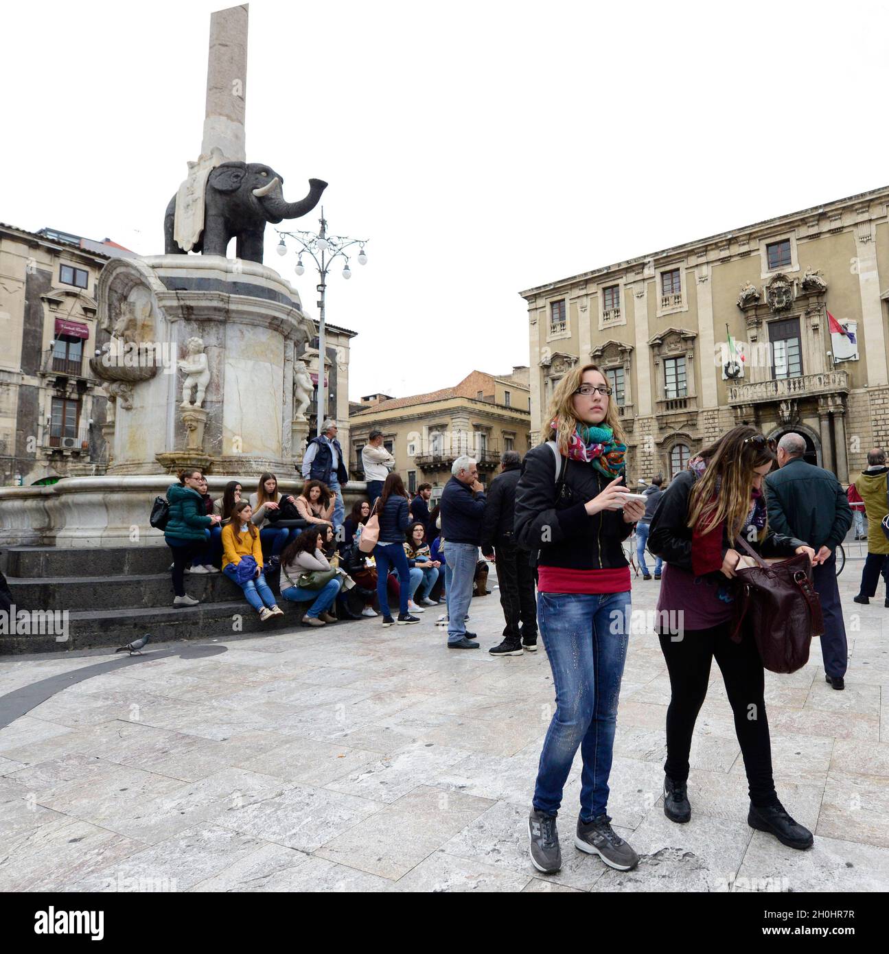 Les Italiens socialisent sous le Fuente del Elefante à Catane, en Italie. Banque D'Images