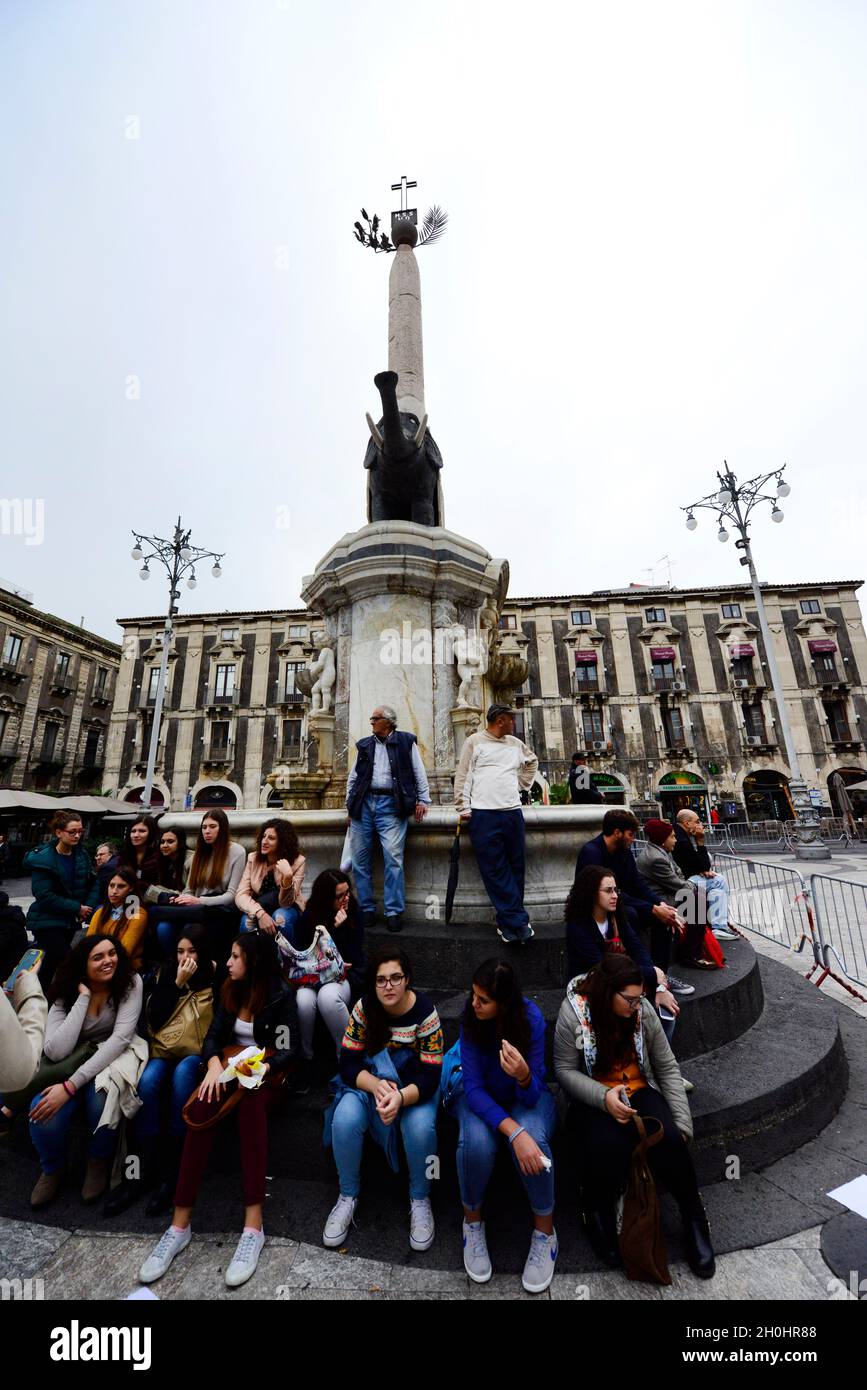 Les Italiens socialisent sous le Fuente del Elefante à Catane, en Italie. Banque D'Images