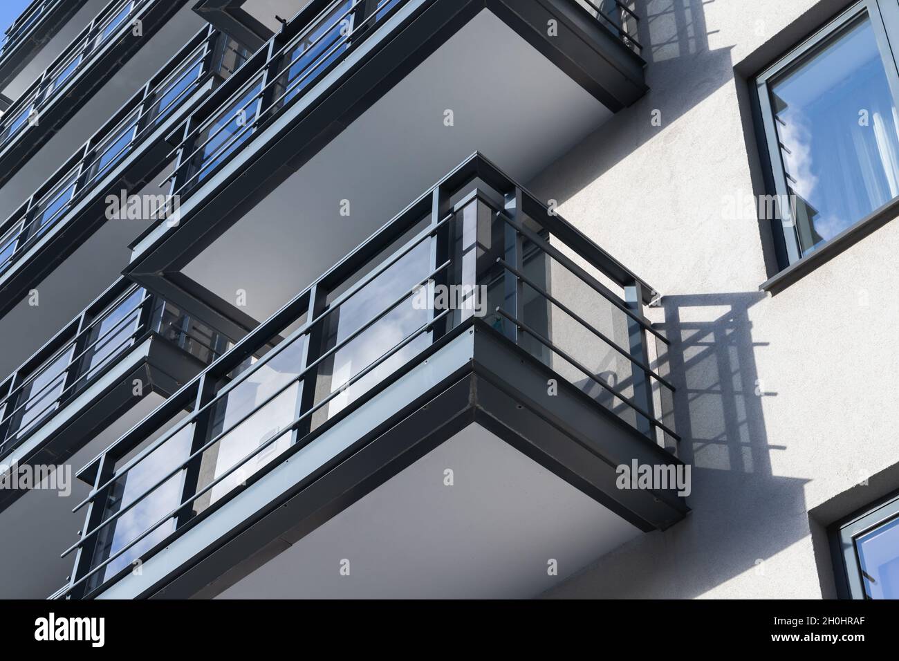 Fragment d'architecture moderne abstrait, murs en béton blanc avec balcons et fenêtres Banque D'Images