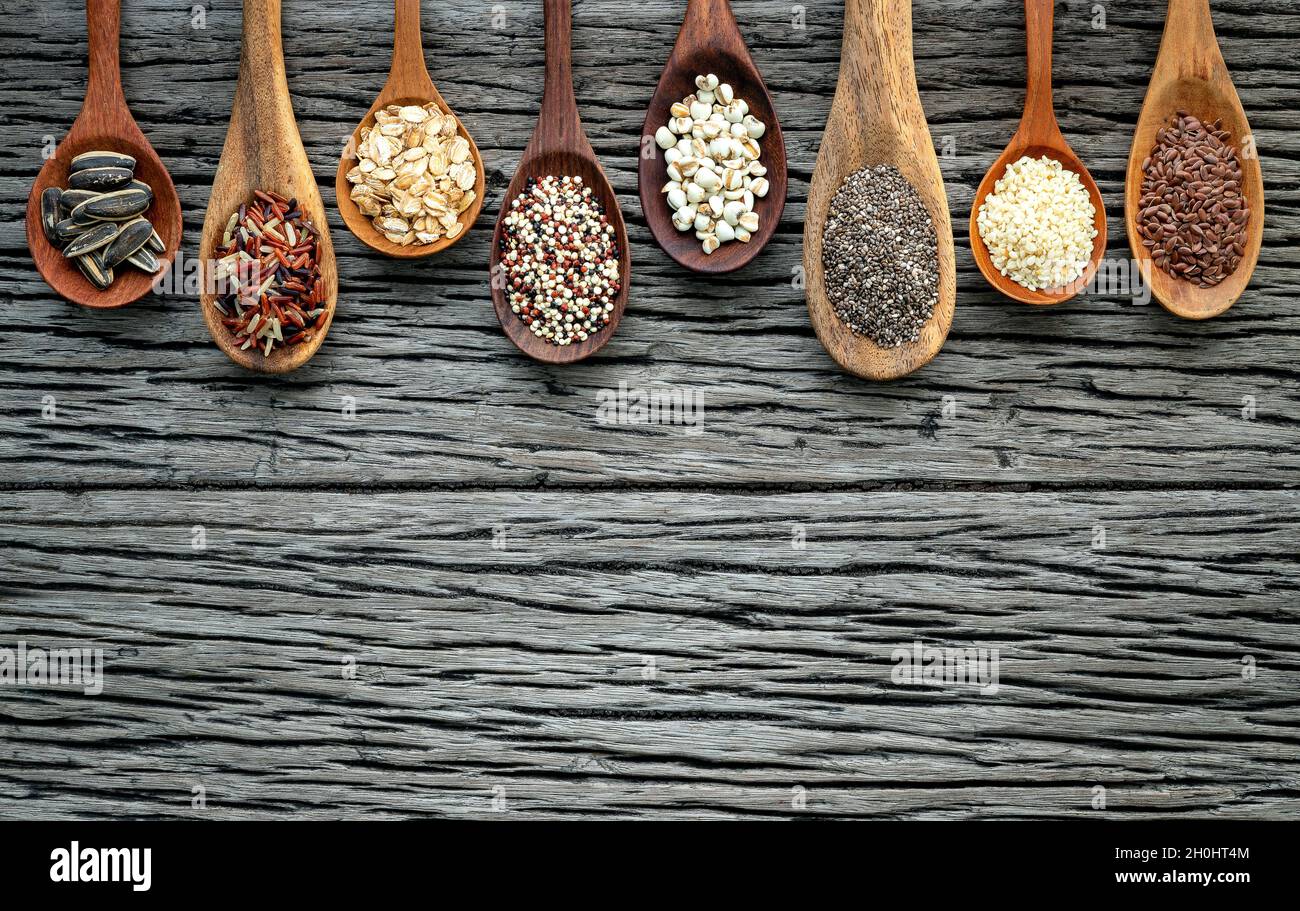 Différents types de grains et céréales sur fond de bois minable Banque D'Images