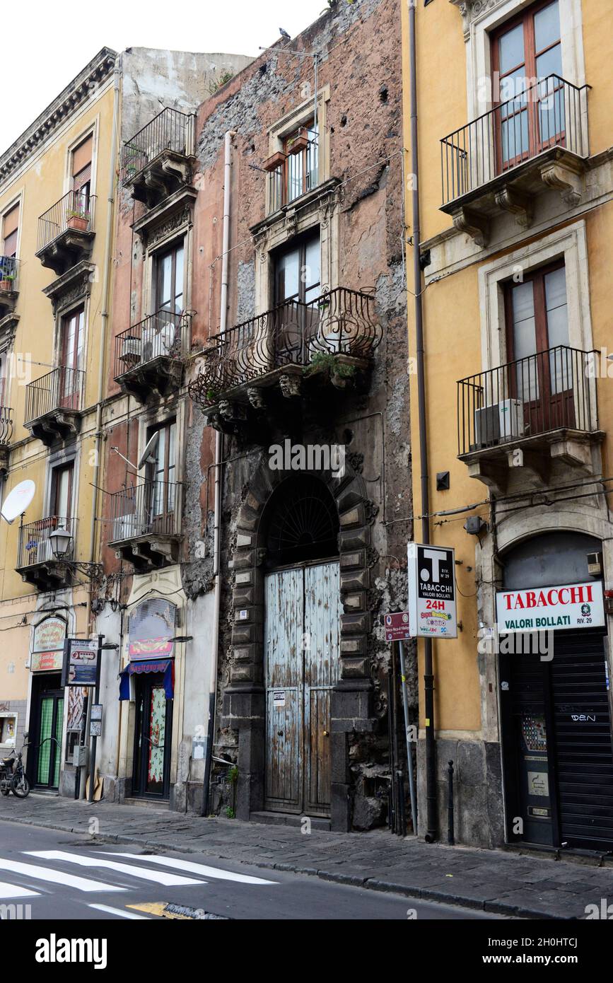 Vieux bâtiments sur la via Vittorio Emanuele II à Catane, Italie. Banque D'Images