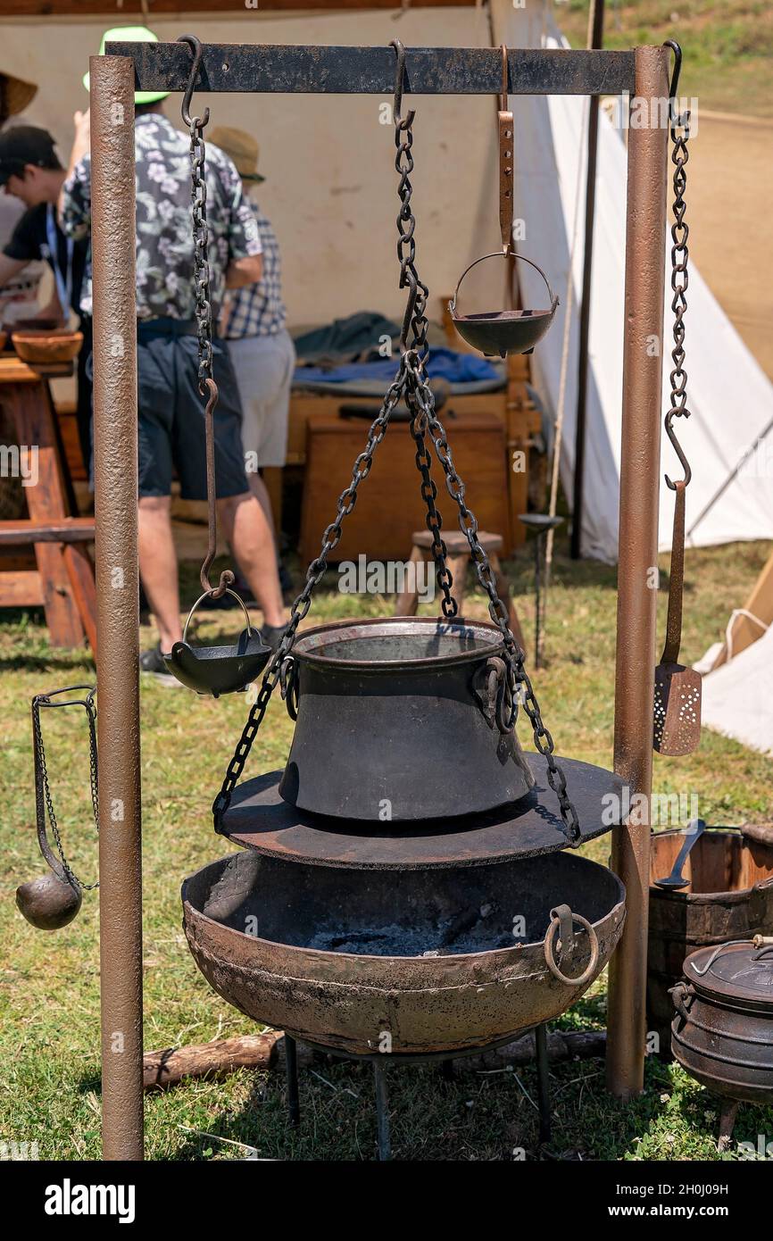 Eungella, Queensland, Australie - octobre 2021: Matériel de cuisine répliques utilisées par les vikings médiévaux exposées par une troupe de reconstitution dans un village fa Banque D'Images