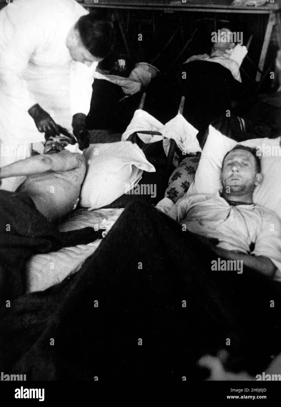 « après l'attaque de la Royal Navy ''opération Chariot''' sur le port atlantique de Saint Nazaire, occupé par des troupes allemandes : des soldats britanniques blessés en captivité allemande.[traduction automatique]' Banque D'Images