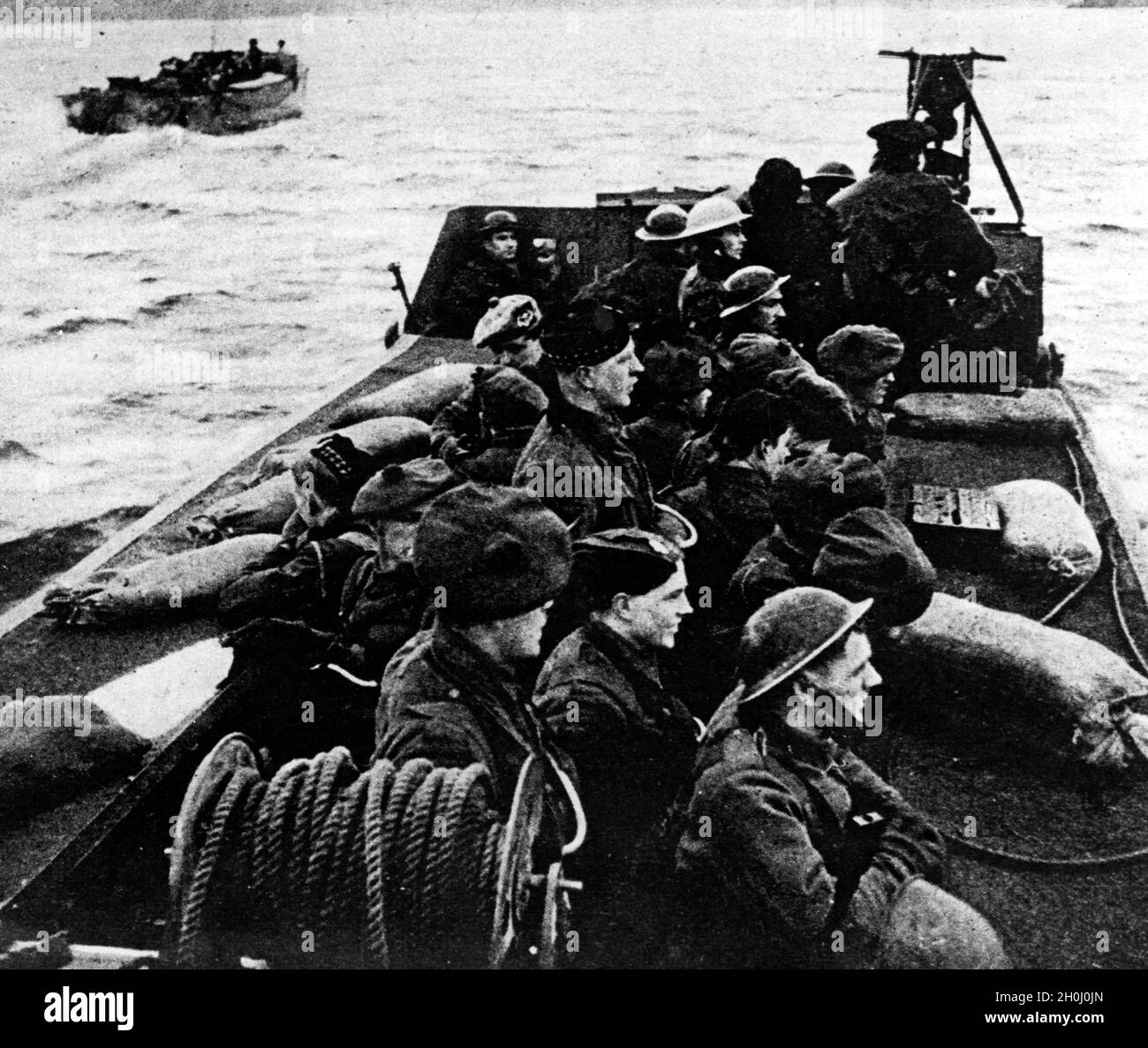 'Attaque ''opération de pieut'' de l'armée royale sur la place Bruneval occupée par les troupes allemandes: Des soldats britanniques sur un embarcation.[traduction automatique]' Banque D'Images