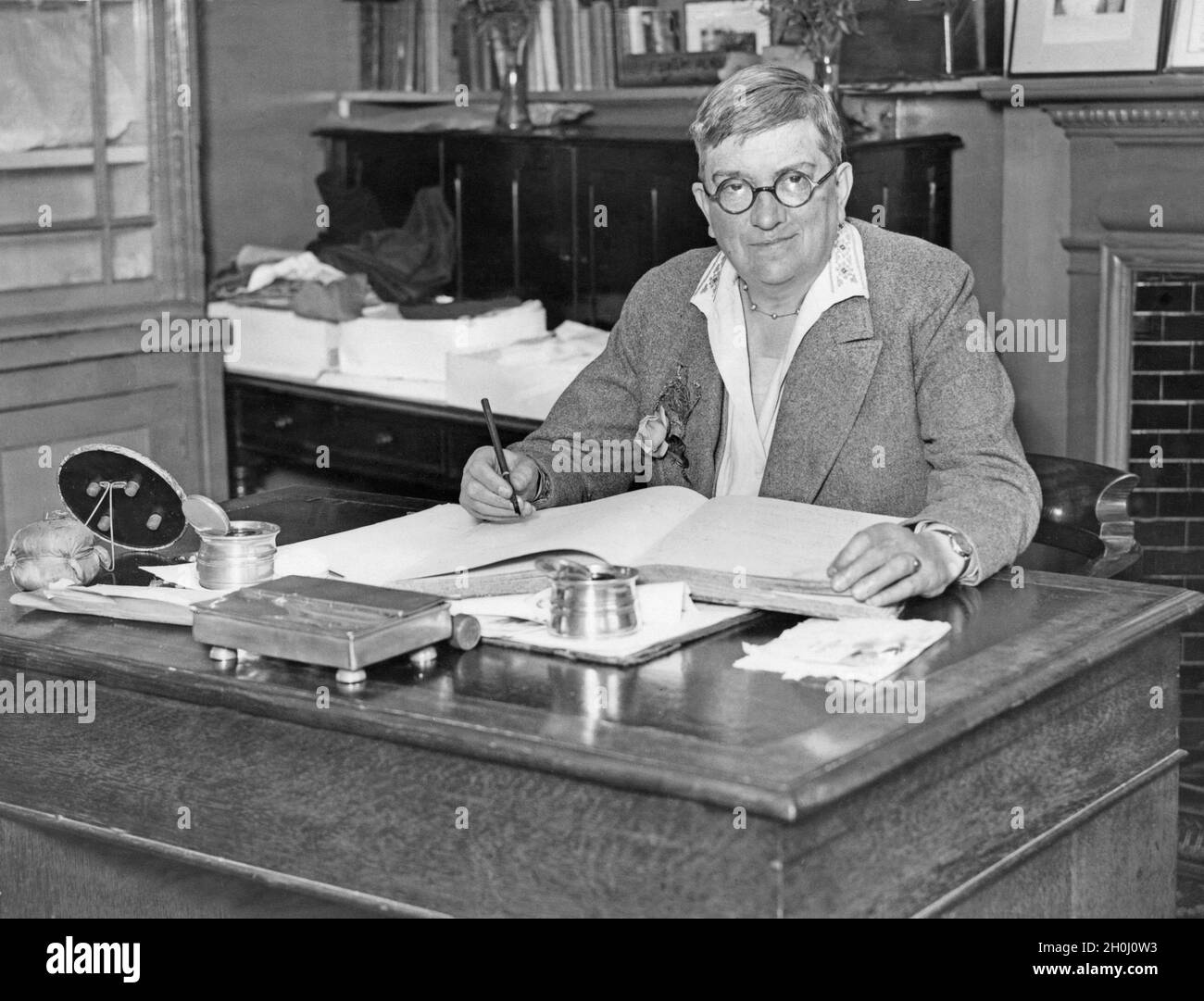 Lilian Barker, la seule femme gouverneur en prison au Royaume-Uni, dans son bureau. Elle dirige la prison pour mineurs d'Aylesbury à Buckinghamshire, en Angleterre.[traduction automatique] Banque D'Images