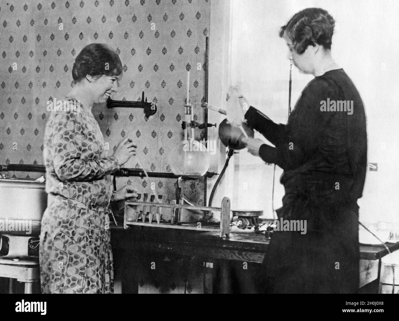 Helen Johnson (à gauche) et Hope Rawson (à droite) mènent des recherches sur le cancer à l'Université Brown, à Providence.[traduction automatique] Banque D'Images