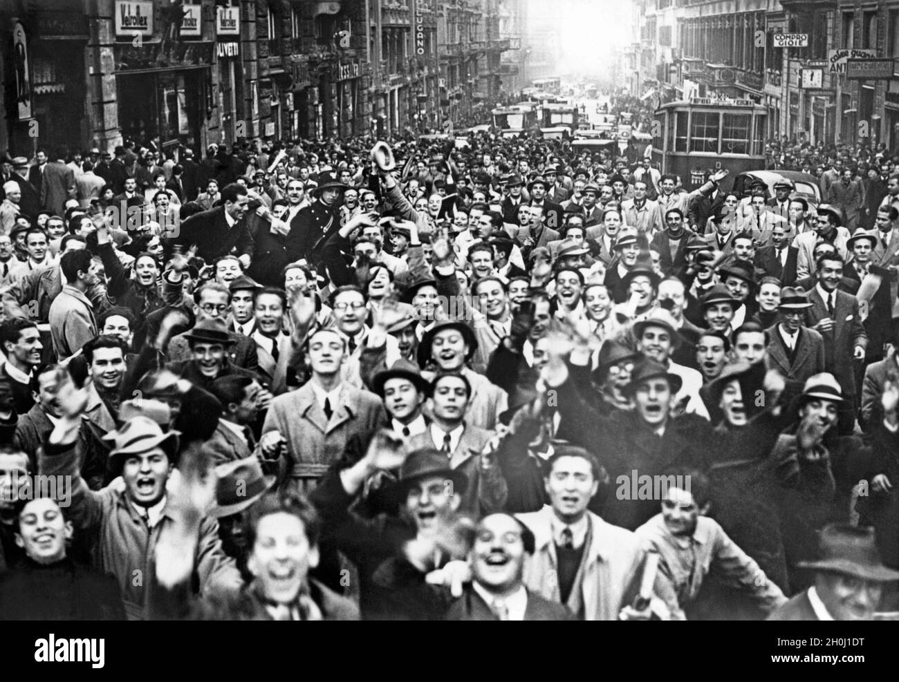 'Des étudiants italiens protestent en grand nombre contre la France à via del Tritone, coin de via Sistina, à Rome, le 7 décembre 1938.La raison en était soi-disant des rassemblements ''anti-italien'' à Tunis et en Corse par les communistes dans les jours précédents.[traduction automatique]' Banque D'Images