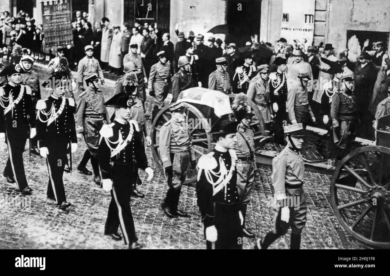 Après la construction de l'Ossuaire pour les morts de la République romaine de 1849 sur le Gianicolo à Rome, les os de Goffredo Mameli ont été transférés du Vittoriano au nouvel Ossuaire.Le cortège était accompagné de nombreux officiers le 20 novembre 1941.[traduction automatique] Banque D'Images