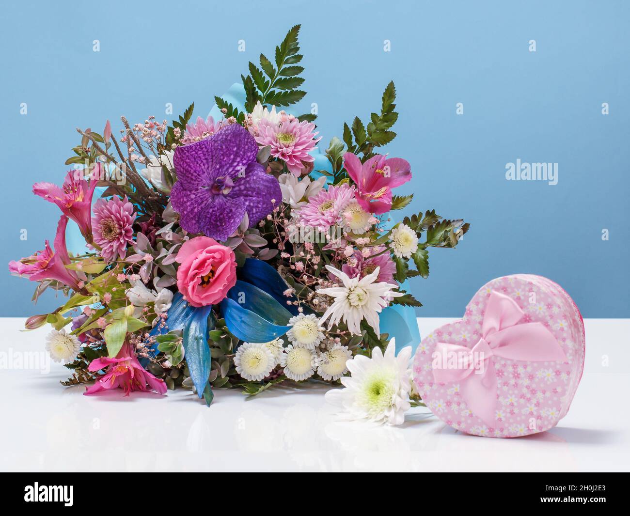Magnifique bouquet de fleurs différentes avec boîte cadeau. Banque D'Images
