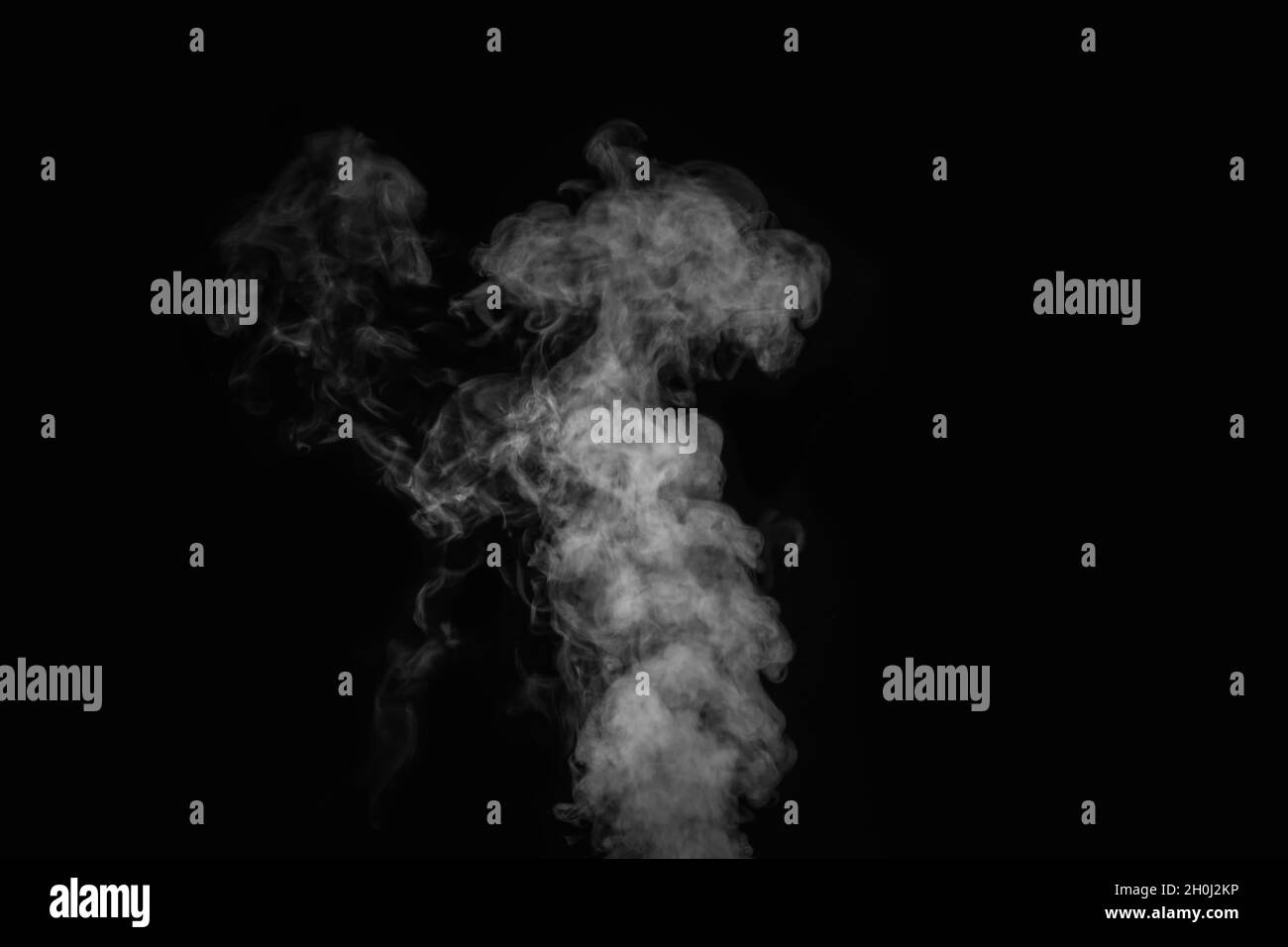 Vapeur blanche, brouillard ou fumée isolée effet spécial transparent sur fond noir. Bruit de fond abstrait ou smog, élément de conception pour votre ima Banque D'Images