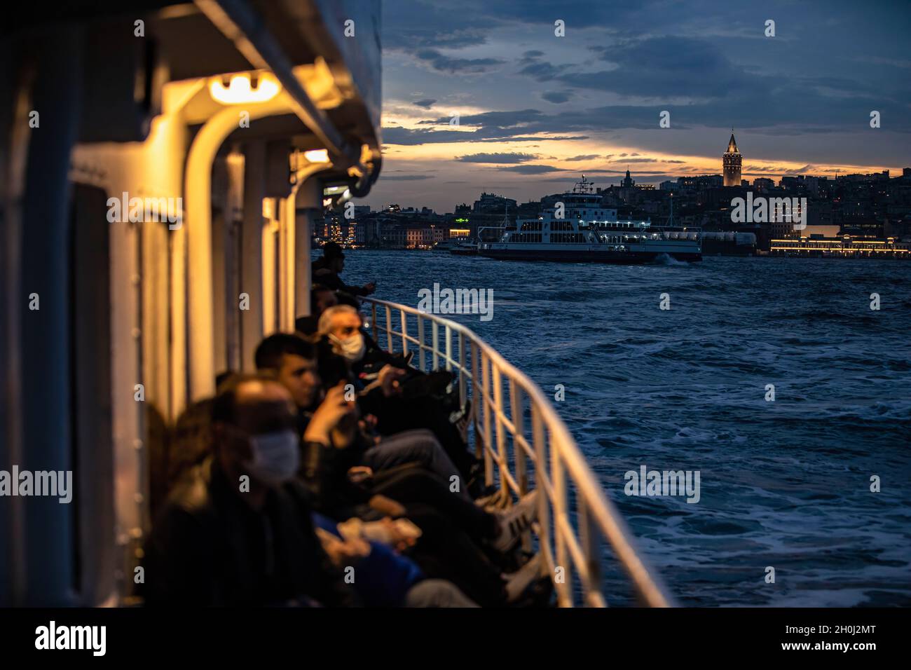 Istanbul, Turquie.12 octobre 2021.Les passagers des lignes de la ville navigueront en ferry vers Kadikoy avec la Tour de Galata en arrière-plan, par temps nuageux le soir avant la pluie autour d'Eminonu à Kadikoy.Crédit : SOPA Images Limited/Alamy Live News Banque D'Images