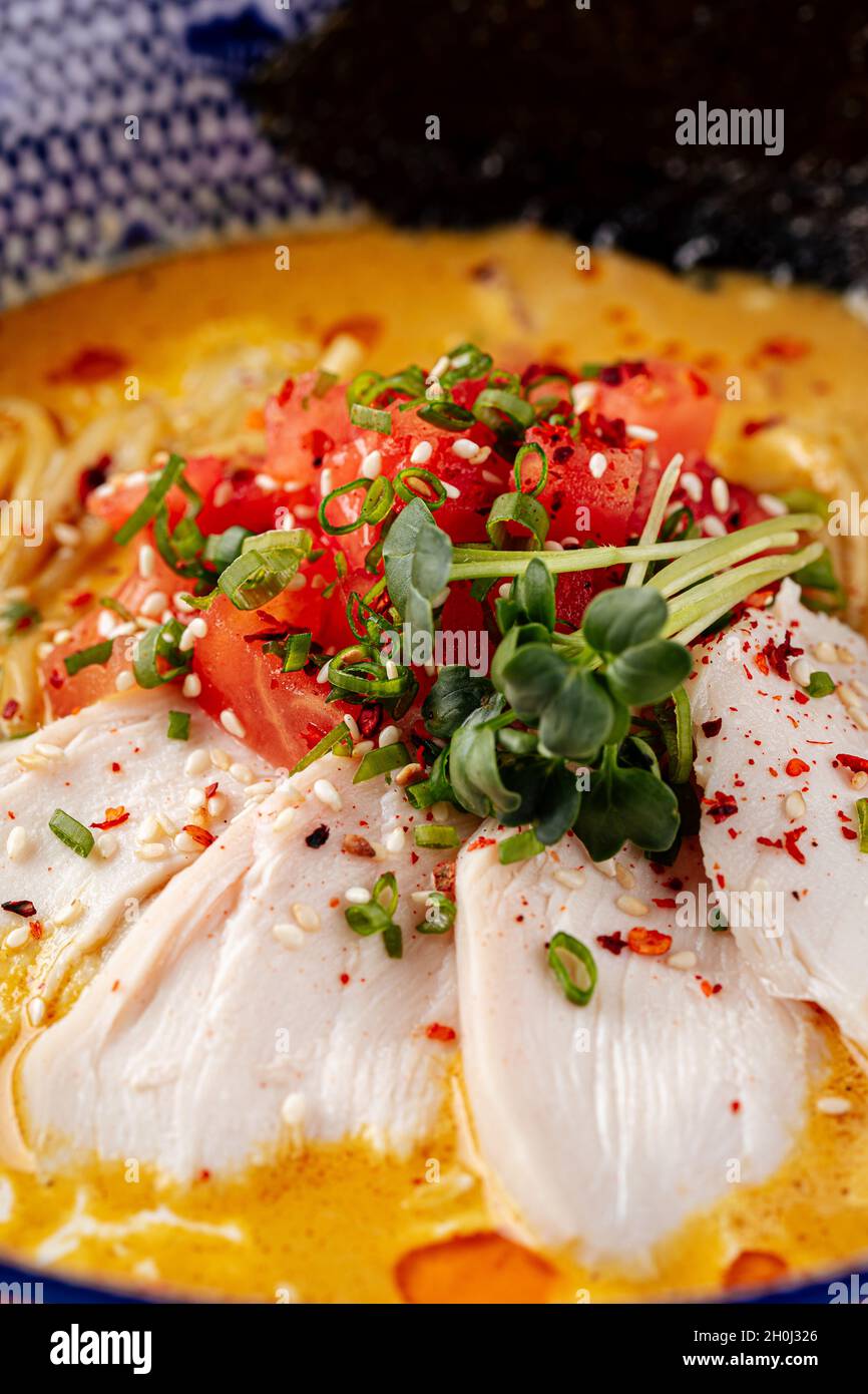 Ramen de poulet au curry japonais avec tomates Banque D'Images