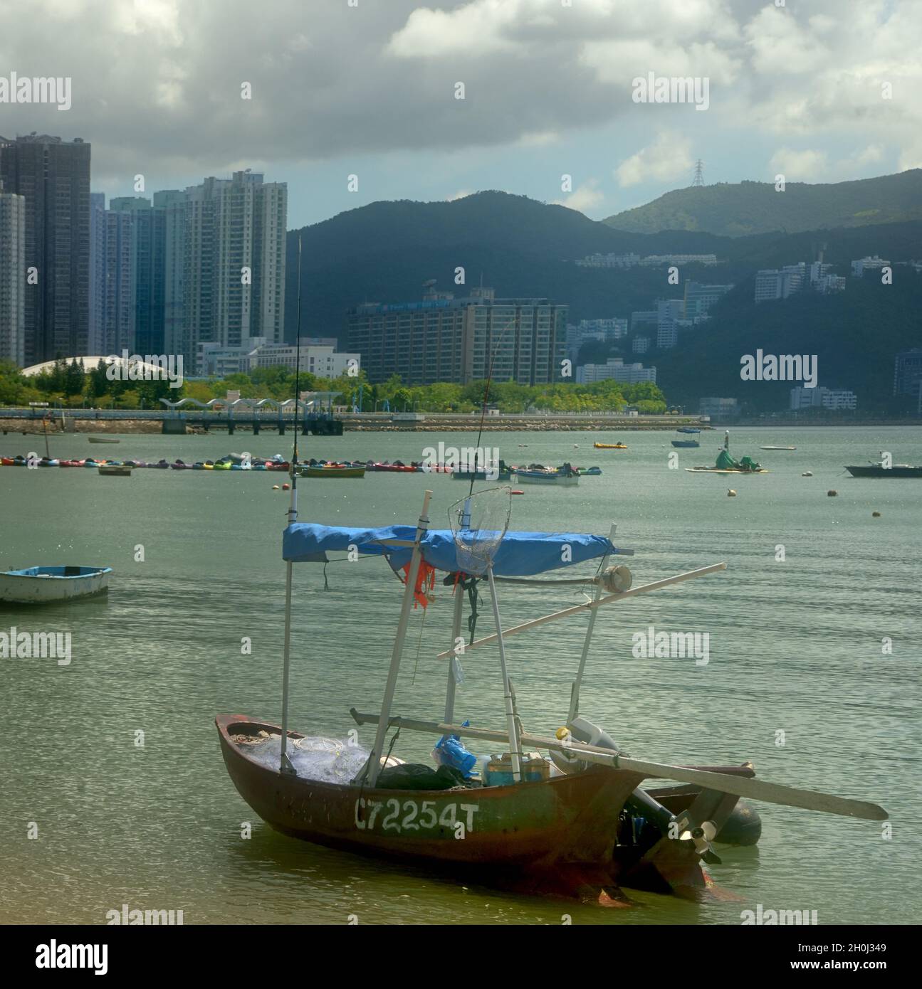 Un petit bateau de pêche avec un moteur hors-bord à terre à Wu Kai Sha Beach, Hong Kong Banque D'Images