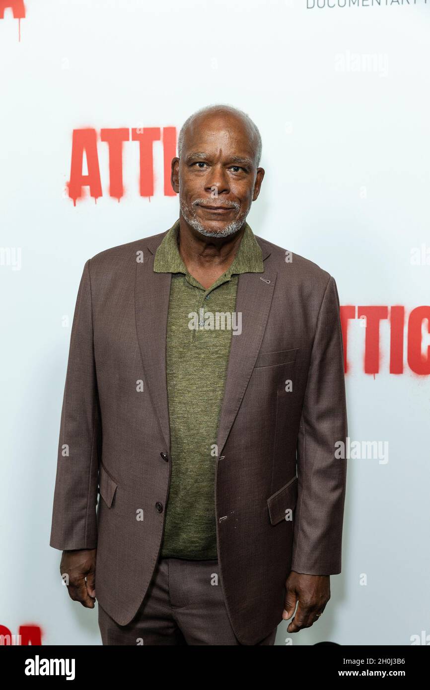 New York, États-Unis.12 octobre 2021.Stanley Nelson assiste à la projection du film documentaire Attica au théâtre Apollo.Le film raconte l'histoire de la rébellion carcérale la plus sanglante de l'histoire des États-Unis dans la prison du nord de l'État de New York, près de la ville d'Attica.La prison est un campus à sécurité maximale.En 1971, une émeute dans une prison a causé la mort de 43 personnes, dont 33 étaient des condamnés et dix étaient des agents correctionnels et des employés civils.(Photo de Lev Radin/Pacific Press) crédit: Pacific Press Media production Corp./Alay Live News Banque D'Images