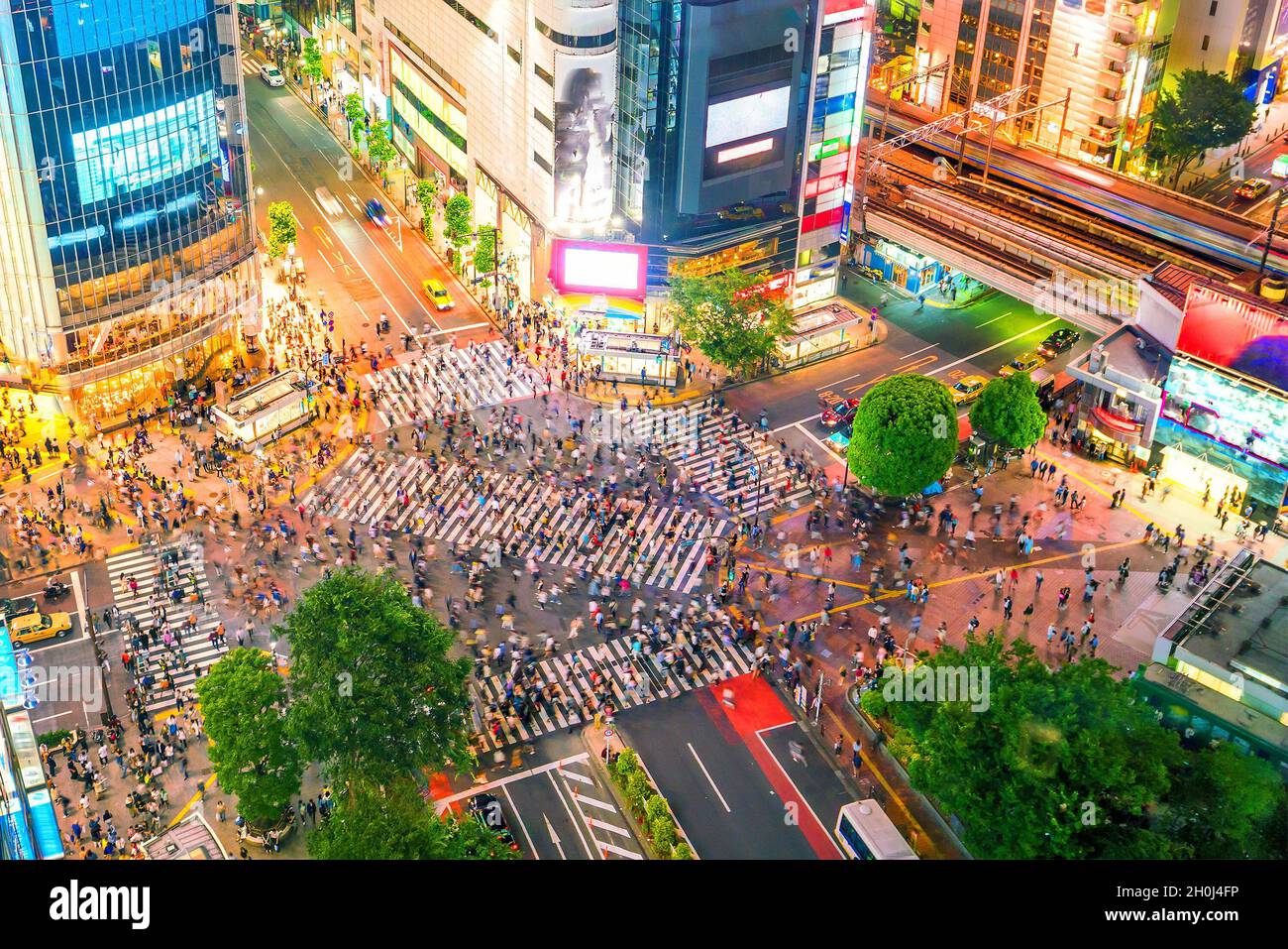 Shibuya Crossing de la vue de dessus au crépuscule à Tokyo, Japon Banque D'Images