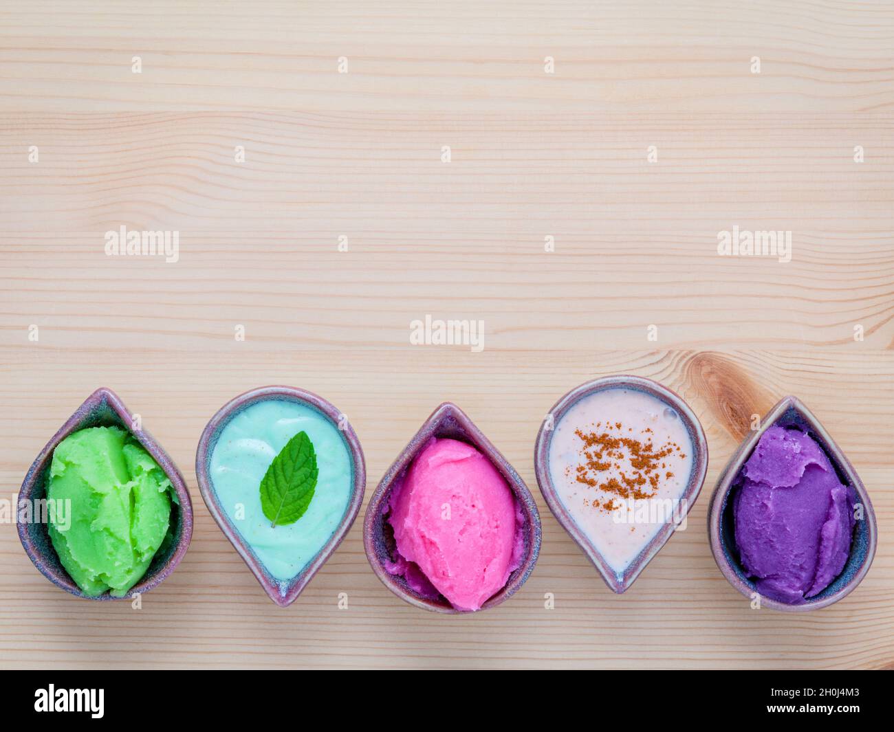 D'autres soins de la peau et des gommages corporels gommages gommages fraise lavande ,avocat ,des gommages et exfoliants amande sur table en bois. Banque D'Images