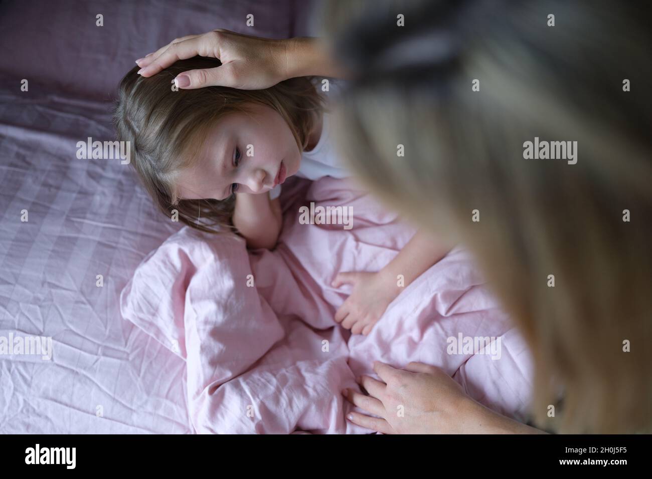 Maman Met La Triste Fille Sur La Tete Avant D Aller Au Lit Photo Stock Alamy