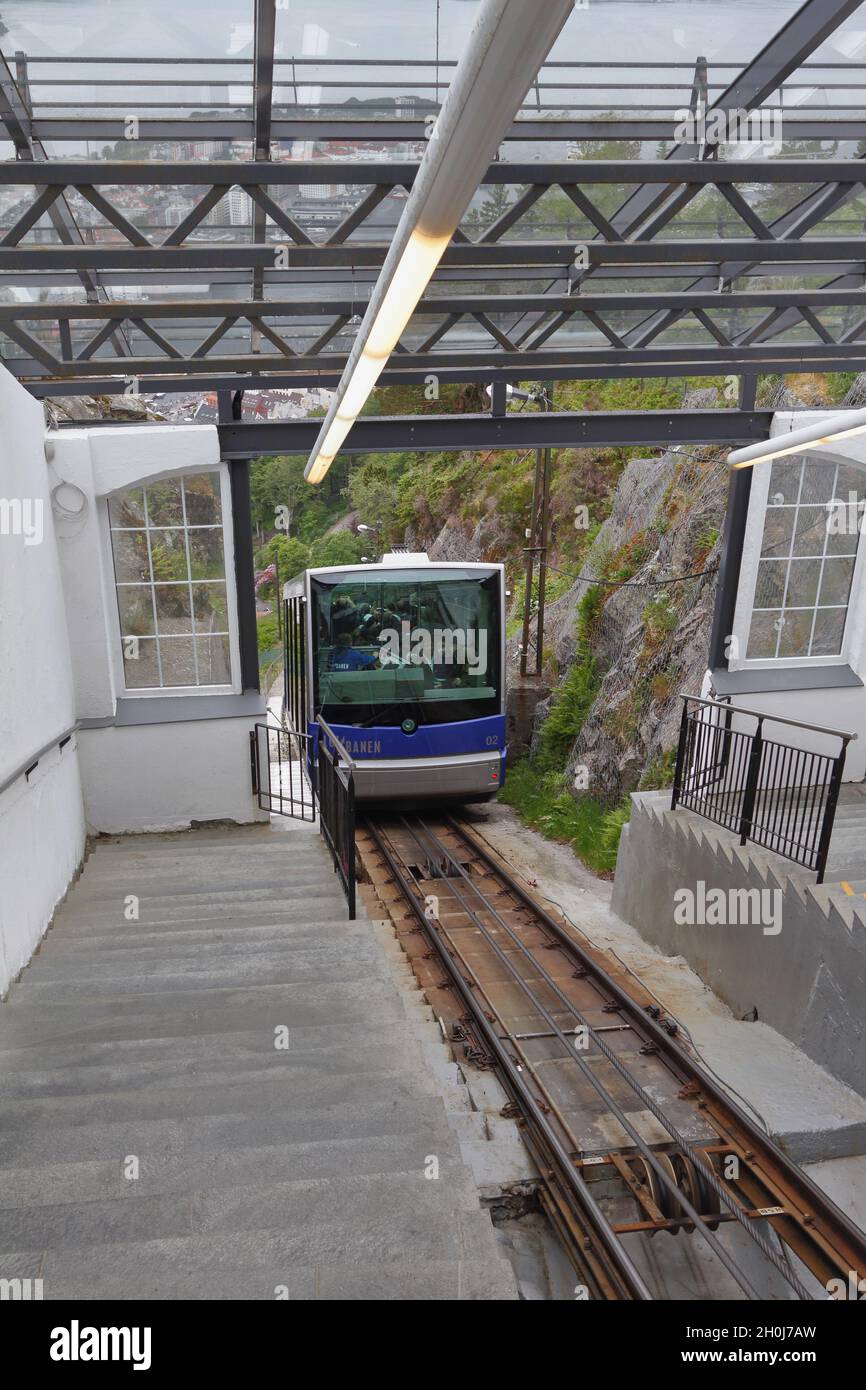 Bergen, Norvège - 13 juin 2012 : le funiculaire de Floibanen arrive à la gare Banque D'Images