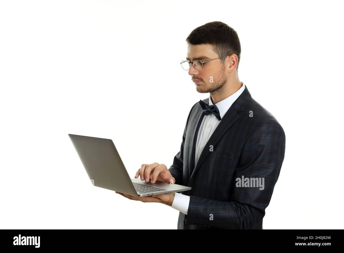 Homme d'affaires avec ordinateur portable isolé sur fond blanc. Banque D'Images