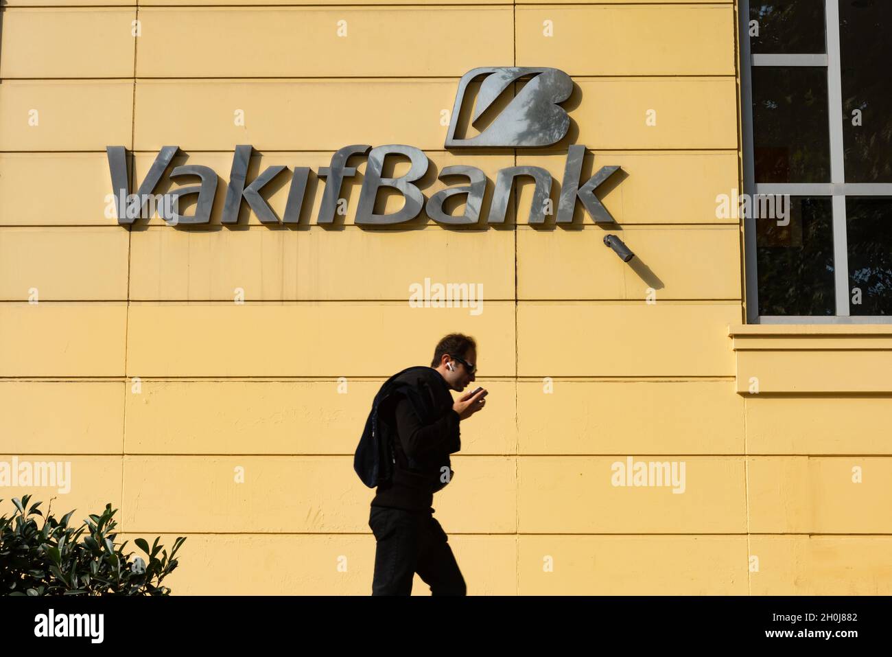 Istanbul, Turquie.12 octobre 2021 logo et signe d'affaires pour Vakifbank, la deuxième plus grande banque en Turquie. Banque D'Images