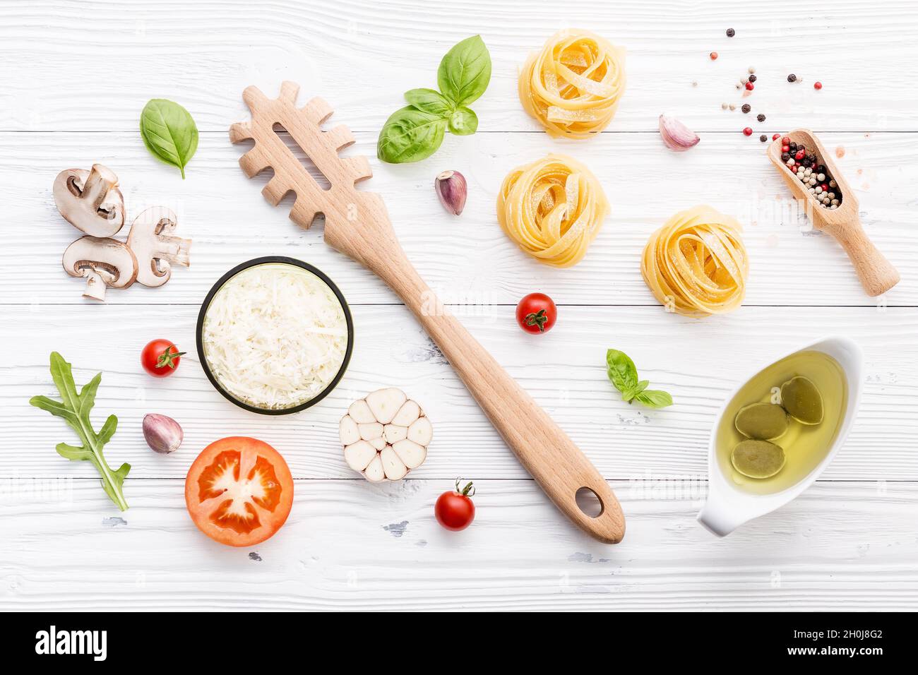 Ingrédients pour les pâtes faites maison sur fond de bois. Banque D'Images