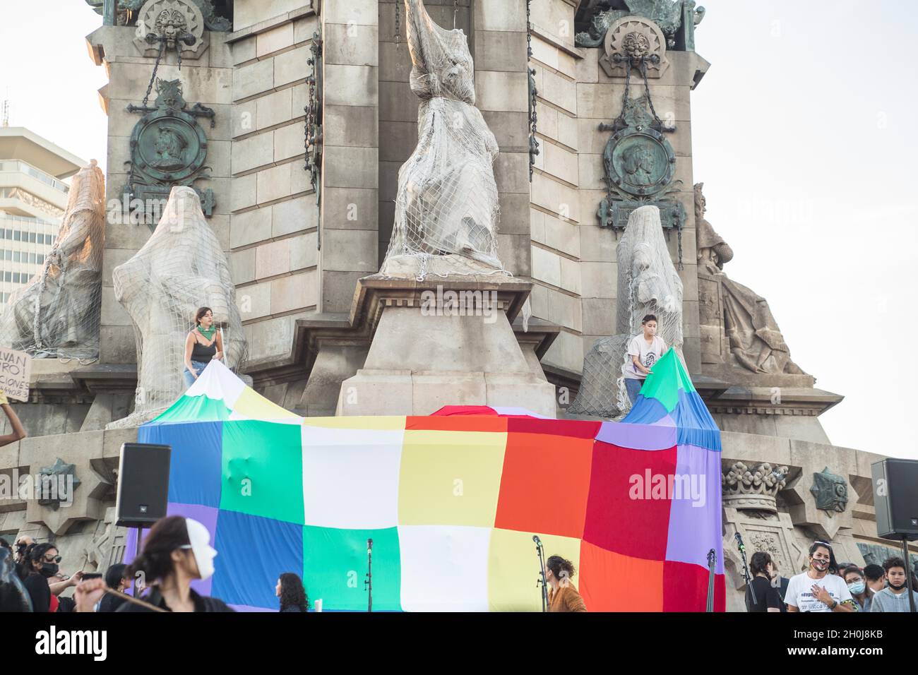 Barcelone, Catalogne, Espagne.12 octobre 2021.Les manifestants sont vus mettre un drapeau de Wiphala sur la statue de Christophe Colomb.divers groupes anticolonialistes ont appelé à une manifestation qui a quitté les Ramblas de Barcelone jusqu'à la statue de Christophe Colomb, avec les slogans « ils ne nous conquront pas » et « rien à célébrer ».Les groupes ont protesté contre la célébration du 12 octobre, jour hispanique.Diverses présentations culturelles et représentations de peuples autochtones de pays d'Amérique latine et d'Afrique ont été réalisées.(Credit image: © Thiago Prudencio/DAX via ZUMA Press Wire Banque D'Images