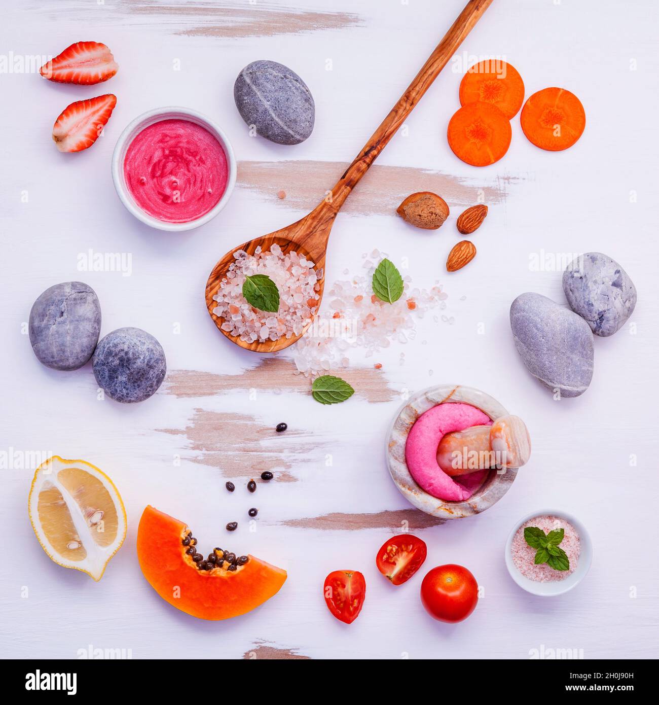 Des soins de la peau et des gommages corporels avec ingrédients naturels rouge tomate , fraise , sel de l'Himalaya, la papaye mûre, de carotte et de pierre blanche sur l'installation de spa Banque D'Images