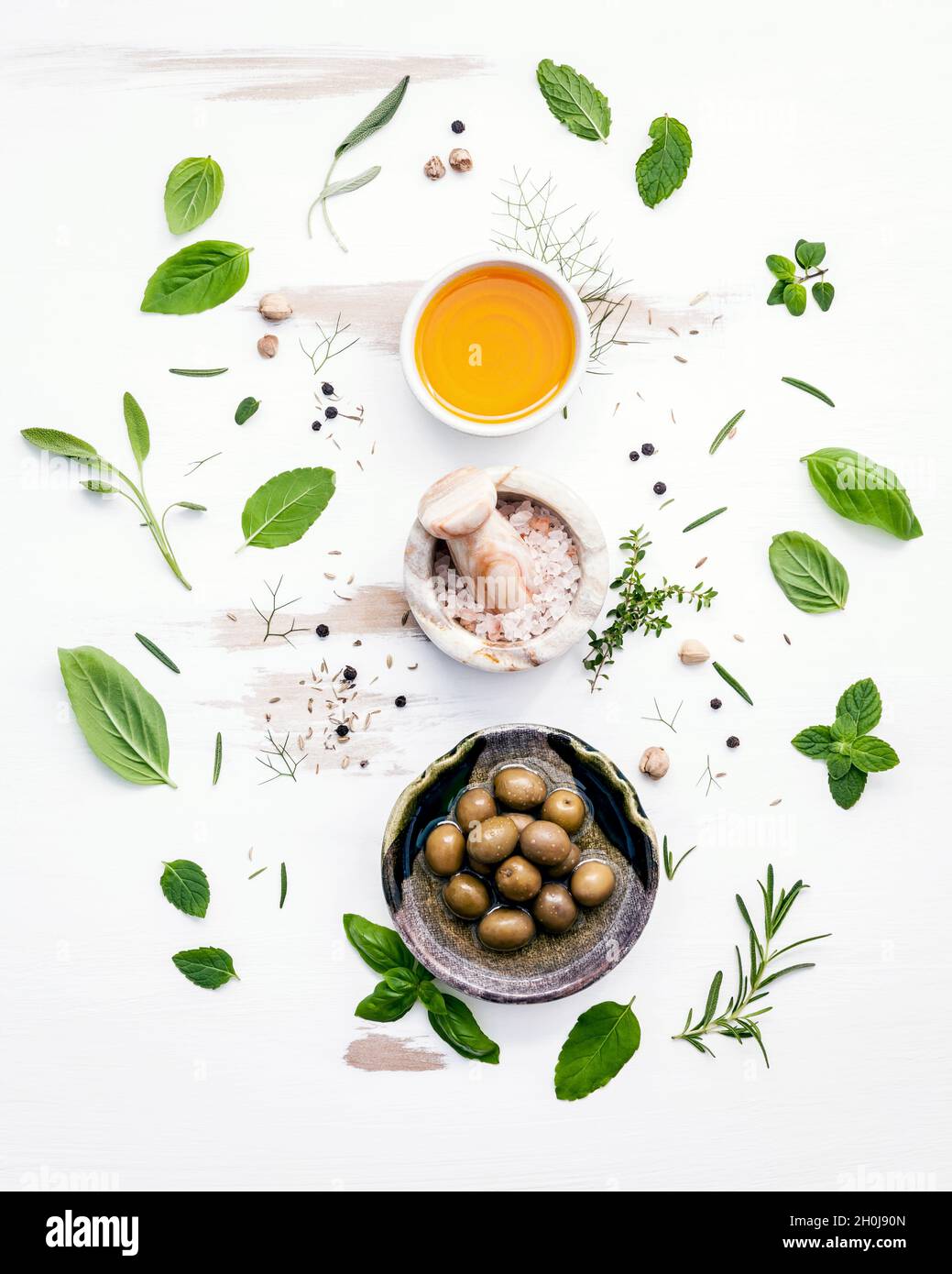 Différents types d'huiles de cuisson. L'huile d'olive Huiles aromatisées aux épices, l'huile de sésame et aux herbes romarin thym, aneth, menthe poivrée, sauge, Origan, basilic , Banque D'Images