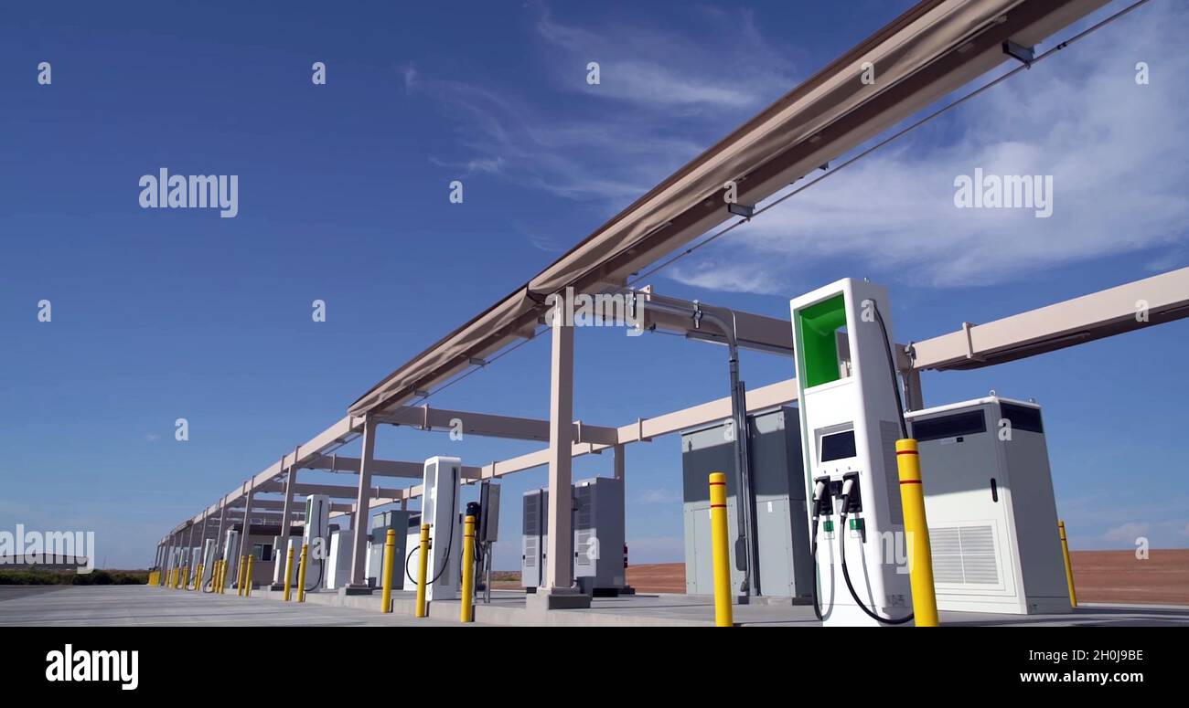 station de charge électrique avec beaucoup de chargeurs et un parking par jour ensoleillé Banque D'Images