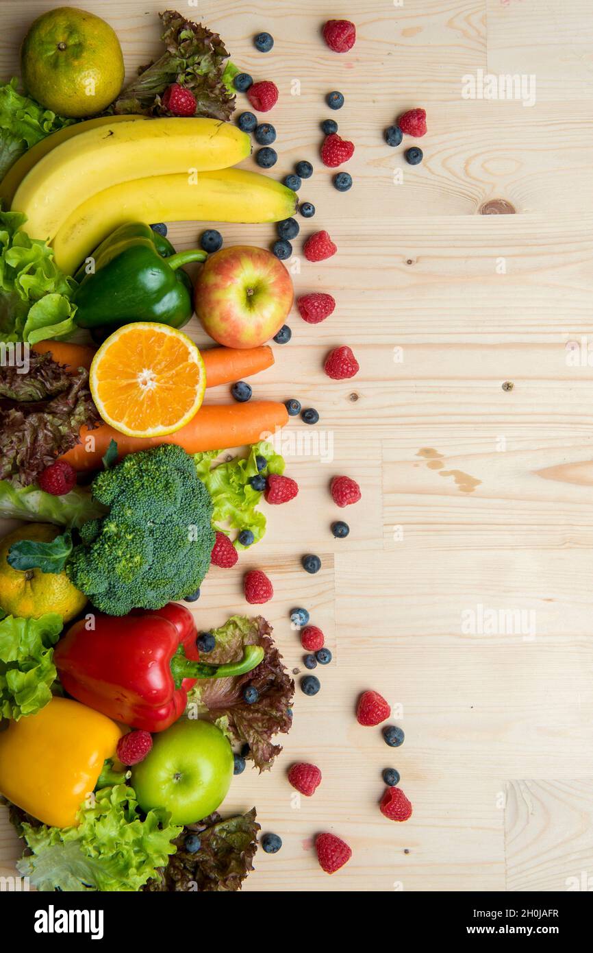 Les légumes et fruits sur table en bois ,concept alimentation saine Banque D'Images