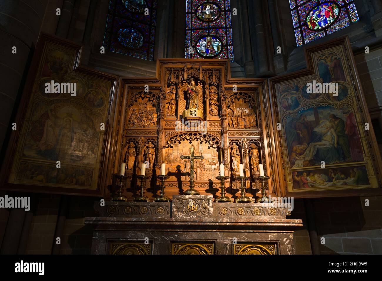 Détails de l'autel dans la cathédrale Saint-Martin d'Ypres, après la première Guerre mondiale restaurée à sa beauté médiévale. Banque D'Images