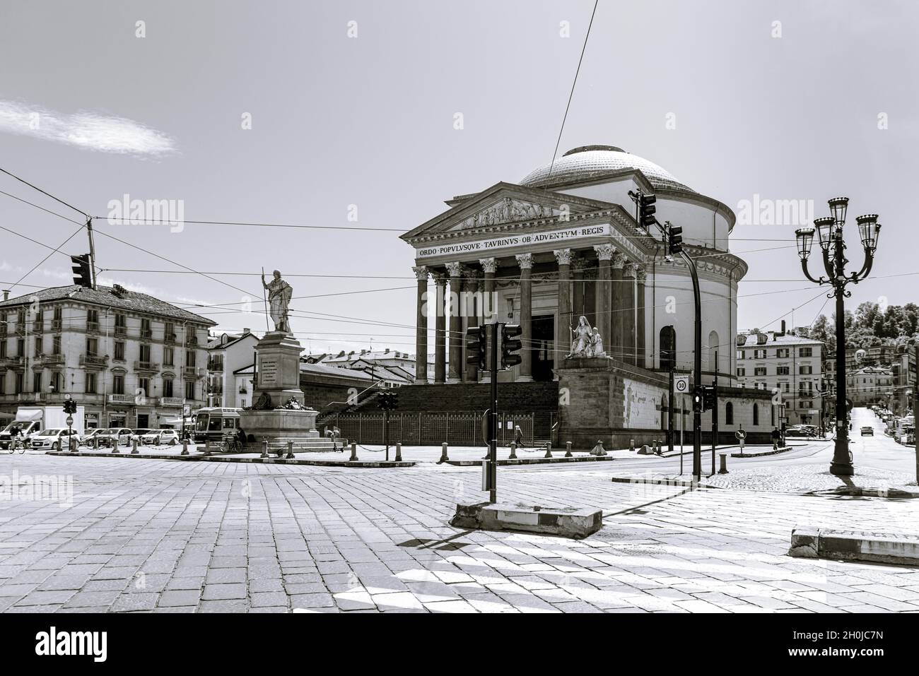 Turin, Italie.12 mai 2021.Façade de l'église Gran Madre di Dio vue de Corso Casale.Image en noir et blanc. Banque D'Images