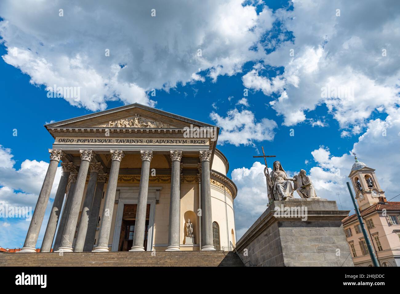 Turin, Italie.12 mai 2021.Vue de la Colonnade de l'Église de la Grande mère de Dieu contre un ciel bleu profond et nuageux. Banque D'Images