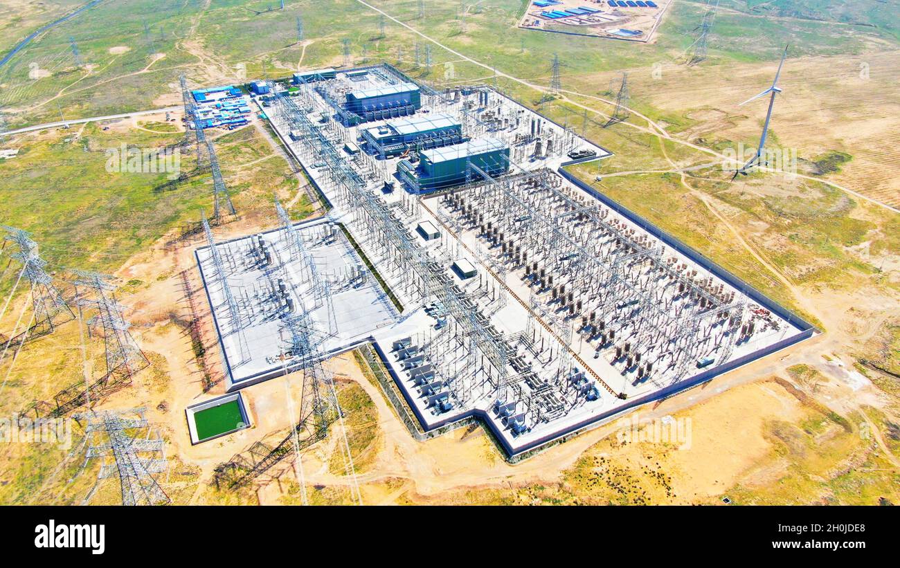 Yinchuan.13 octobre 2021.La photo aérienne prise le 8 septembre 2020 montre une station de conversion de courant continu haute tension (CCHT) à Lingwu City, dans la région autonome de Ningxia hui, dans le nord-ouest de la Chine.Credit: Xinhua/Alay Live News Banque D'Images