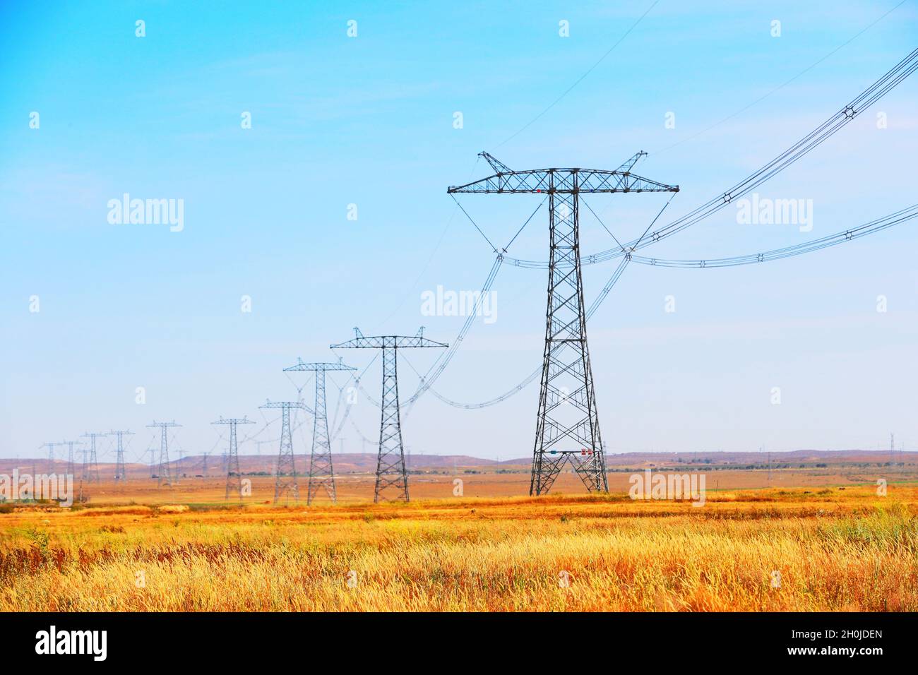 Yinchuan.13 octobre 2021.Photo prise le 19 octobre 2020 montre les installations du projet de transmission de courant direct haute tension (CCHT) de Lingzhou-Shaoxing À800kV dans la région autonome de Ningxia hui, dans le nord-ouest de la Chine.Credit: Xinhua/Alay Live News Banque D'Images