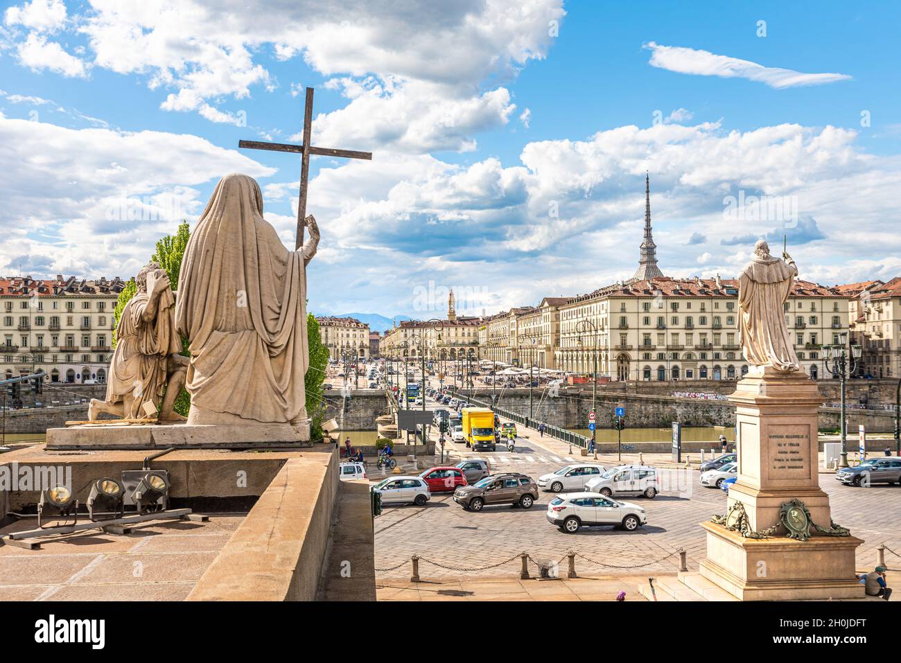 Turin, Italie.12 mai 2021.Vue depuis l'église Gran Madre di Dio de la circulation routière sur Corso Casale et le pont Vittorio Emanuele I. Banque D'Images