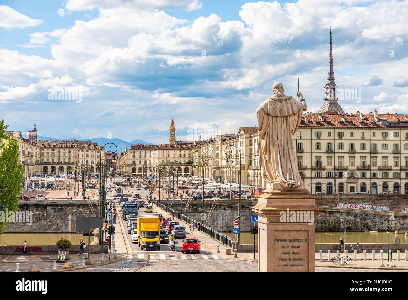 Turin, Italie.12 mai 2021.Vue, depuis l'église de la Gran Madre di Dio, sur la circulation sur Corso Casale et le pont Vittorio Emanuele I. Banque D'Images