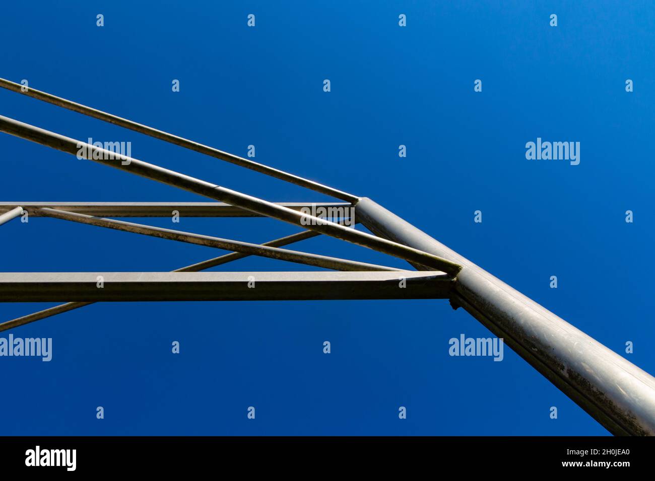 Structure en acier isolée sur ciel bleu clair Banque D'Images