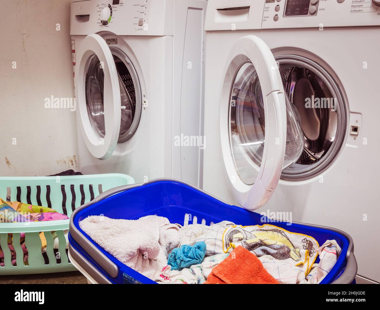 Buanderie avec lave-linge dans la maison Banque D'Images