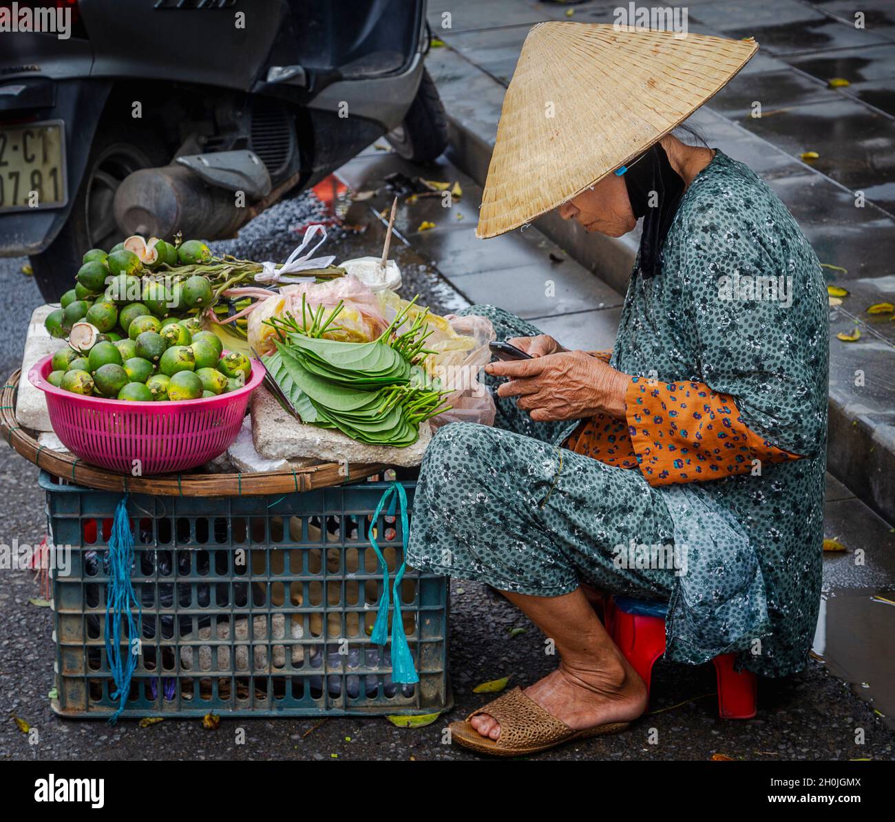 Vendeur vietnamien à son stand de nourriture à Hoi an. Banque D'Images