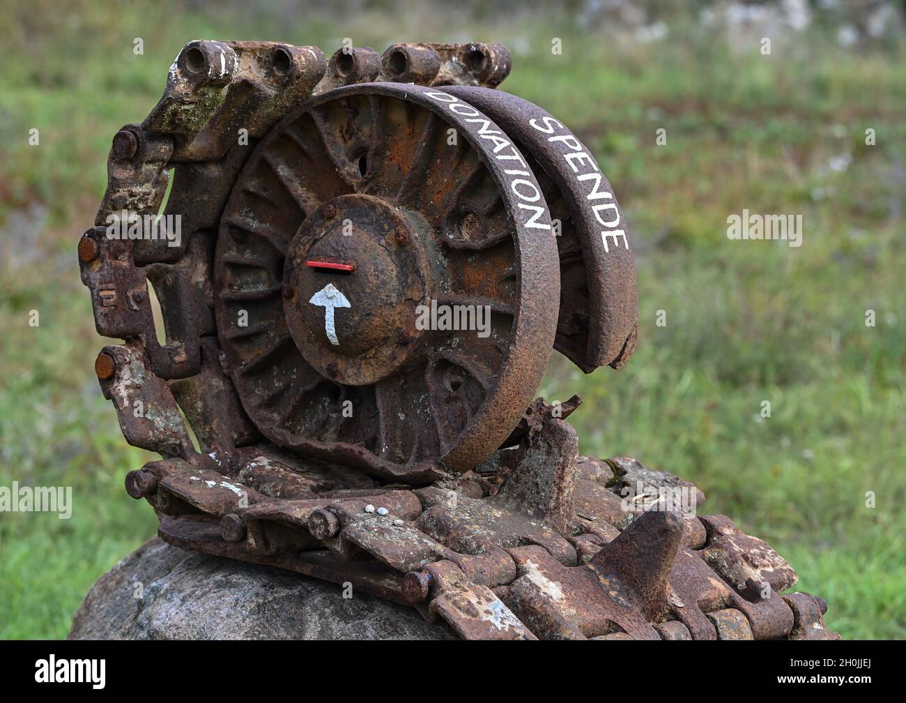 Klessin, Allemagne.02 octobre 2021.Une chaîne rouillée d'un réservoir soviétique de la Seconde Guerre mondiale, qui a été converti en boîte de dons, peut être vue sur le terrain de l'ancien Klessin Manor House, qui fait partie du nouveau site commémoratif et souvenir.L'Oderbruch est connu pour les combats les plus lourds de la Seconde Guerre mondiale sur le sol allemand.Cela est particulièrement évident autour de l'ancien domaine de Klessin.Les morts de guerre y sont récupérées depuis des années.Deux associations travaillent à donner vie aux événements du printemps 1945.Credit: Patrick Pleul/dpa-Zentralbild/dpa/Alay Live News Banque D'Images