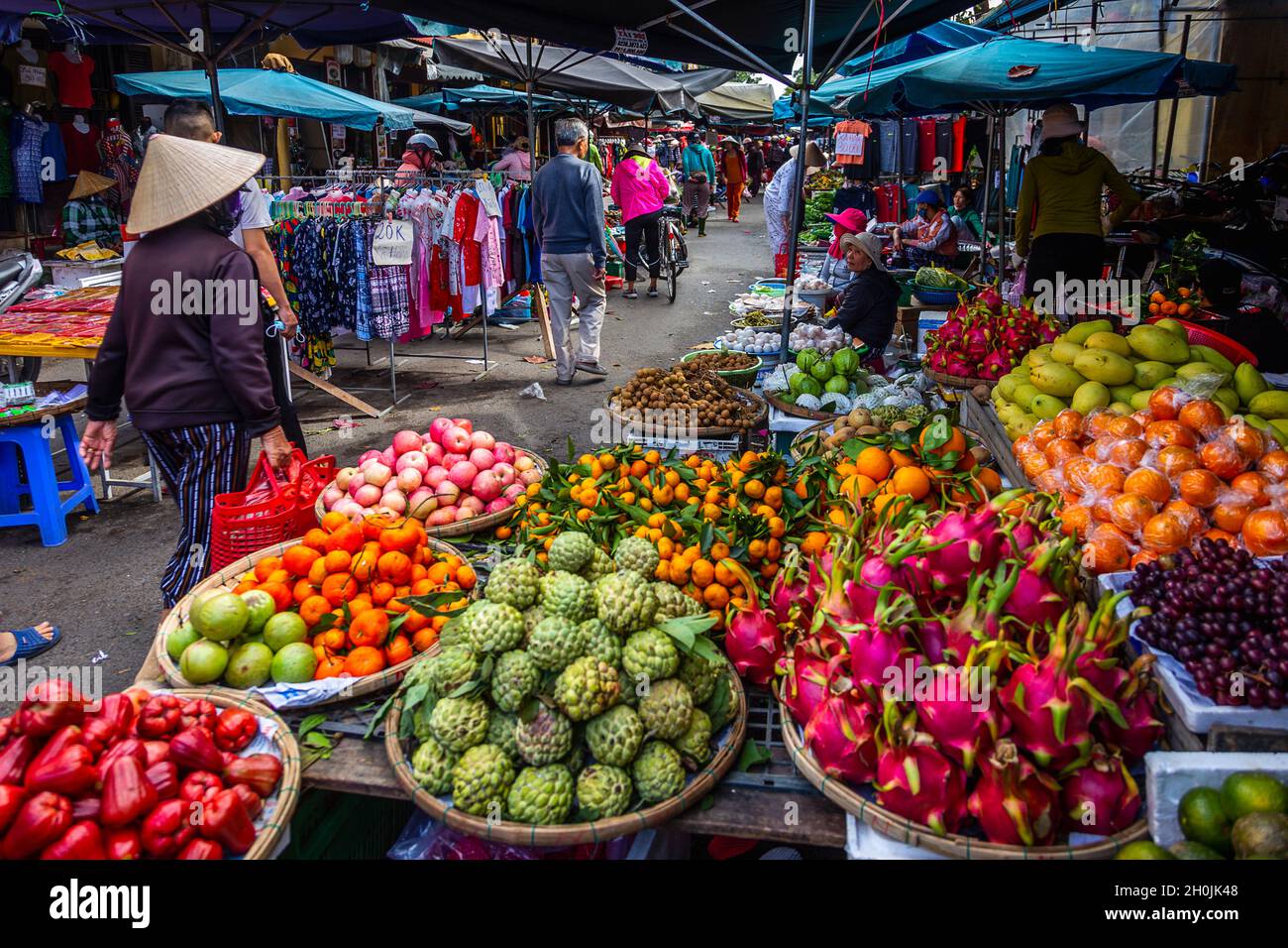 Marché central à l'extérieur de la rue vendant des produits. Banque D'Images