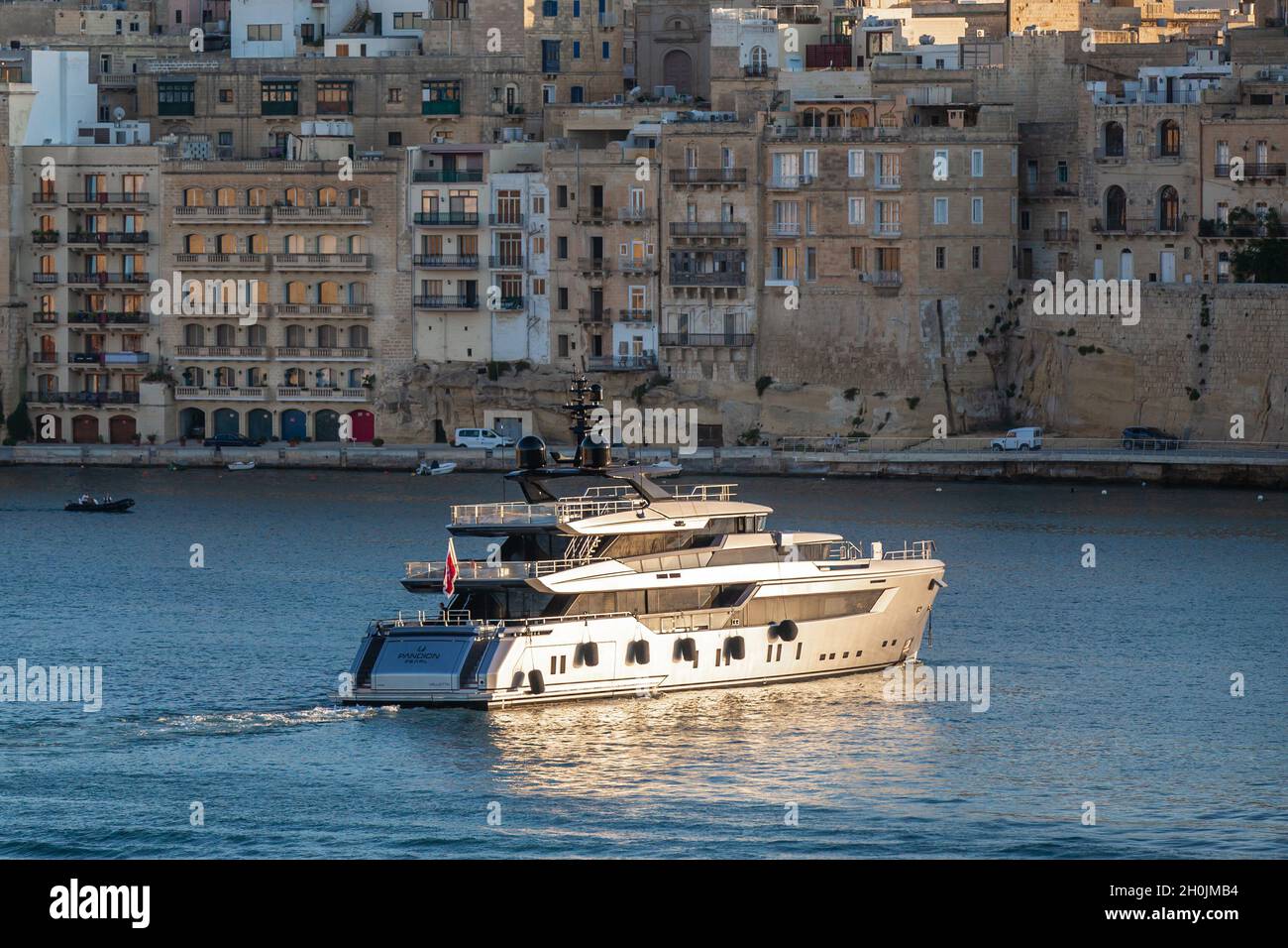 Valette, Malte - octobre 11, Pandion Pearl Superyacht entrant dans le port de la Valette, Malte Banque D'Images