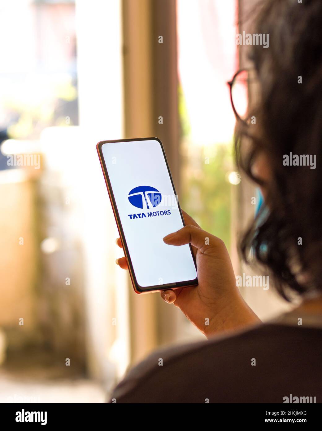 West Bangal, Inde - 09 octobre 2021 : logo de Tata Motors sur l'écran du téléphone. Banque D'Images