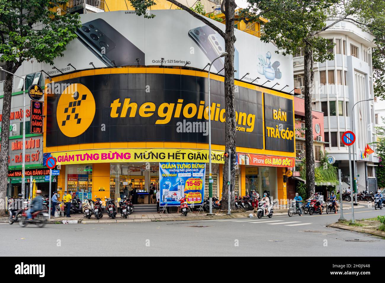 Saigon, Vietnam - 7 octobre 2021 : Mobile World Store, la plus grande entreprise de vente au détail de smartphones au Vietnam Banque D'Images