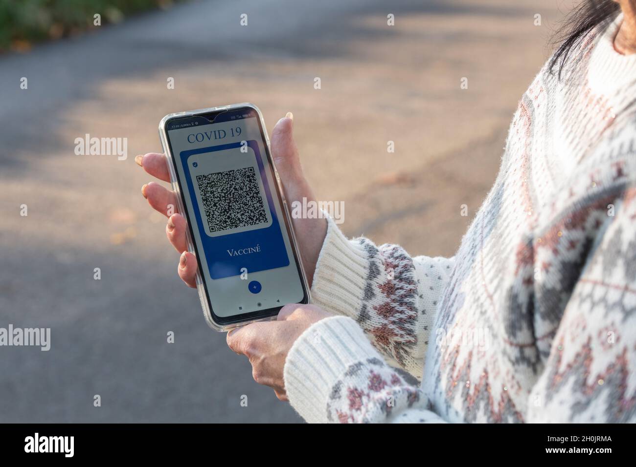 Certificat de vaccination électronique sur le smartphone en français Banque D'Images