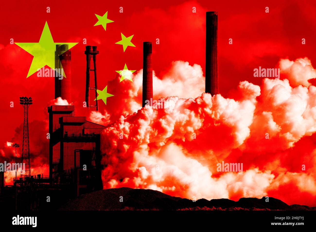 Drapeau de la Chine avec l'image du haut fourneau de aciéries/four à coke superposée.Le réchauffement climatique, le changement climatique, les émissions de carbone, le charbon, les combustibles fossiles... concept Banque D'Images