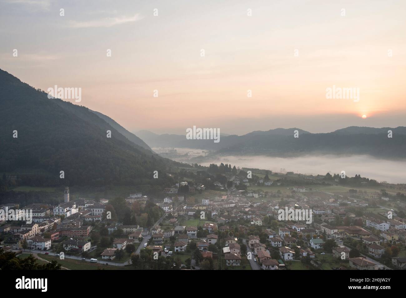 Italie, Vénétie, Cison di Valmarino au lever du soleil depuis le château de Brando Banque D'Images