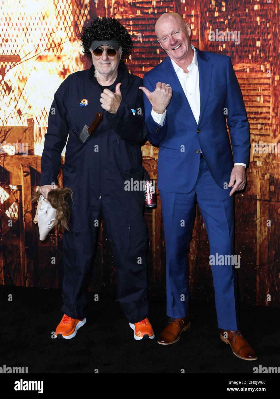 Hollywood, États-Unis.12 octobre 2021.HOLLYWOOD, LOS ANGELES, CALIFORNIE, États-Unis - OCTOBRE 12 : le scénariste Nick Castle et l'acteur James Jude Courtney arrivent à la première partie de Costume d'Universal Pictures 'Halloween Killss' qui a eu lieu au Théâtre chinois IMAX de TCL le 12 octobre 2021 à Hollywood, Los Angeles, Californie, États-Unis.(Photo de Xavier Collin/image Press Agency/Sipa USA) crédit: SIPA USA/Alay Live News Banque D'Images